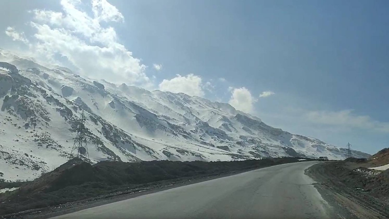 نگاهی به کوهستان پر از برف جاده عبوری نهاوند به لرستان