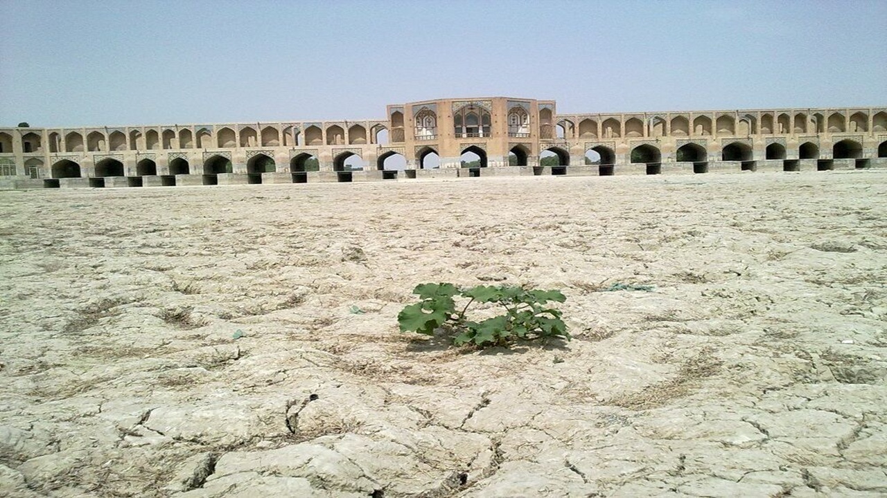 نماینده کشاورزان شرق اصفهان درباره پیامدهای خشکی زاینده‌رود هشدار داد