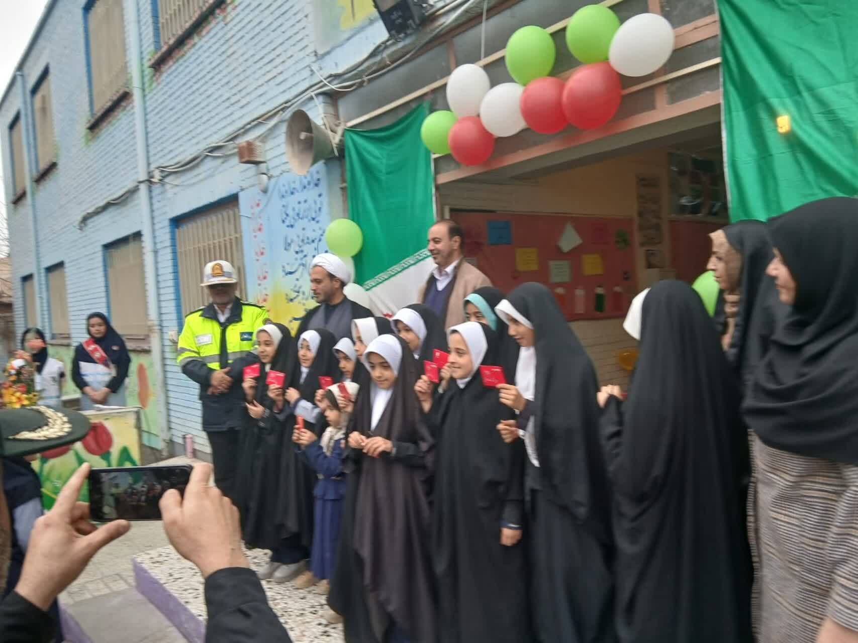 اقدام زیبای دانش آموزان نیشابوری با هدف تقدیر از مدافعان امنیت اقدام زیبای دانش آموزان نیشابوری با هدف تقدیر از مدافعان امنیت