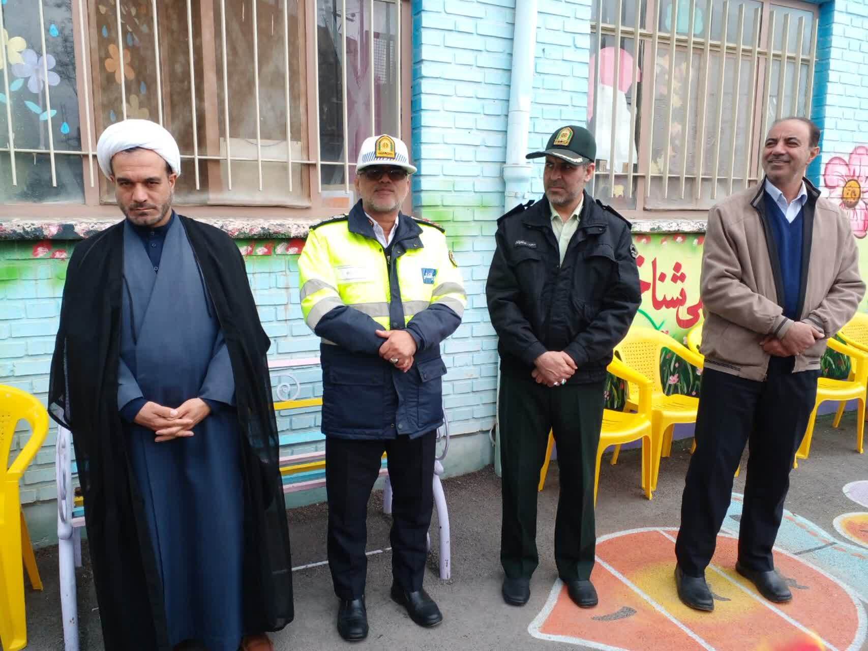 اقدام زیبای دانش آموزان نیشابوری با هدف تقدیر از مدافعان امنیت اقدام زیبای دانش آموزان نیشابوری با هدف تقدیر از مدافعان امنیت