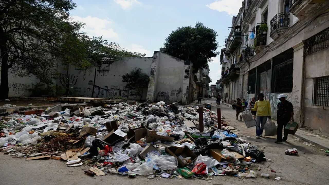 انباشت زباله‌ها در خیابان‌های کوبا
