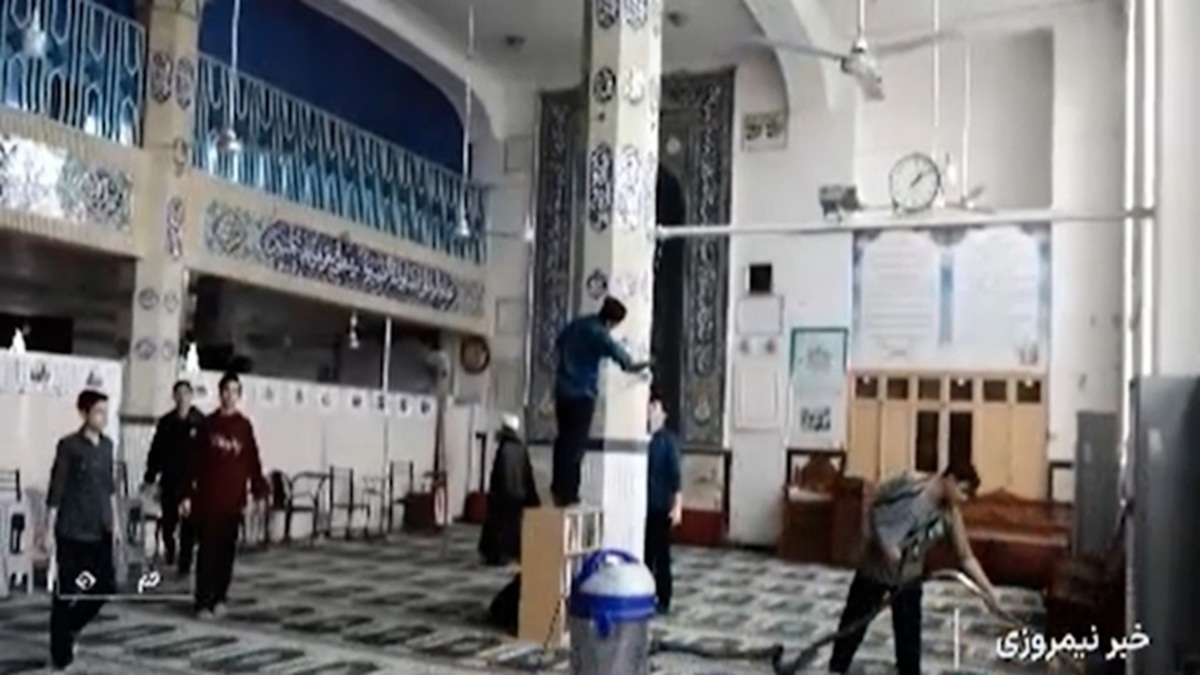 غبارروبی ضریح مطهر رضوی در سالروز آغاز امامت امام زمان (عج) + فیلم