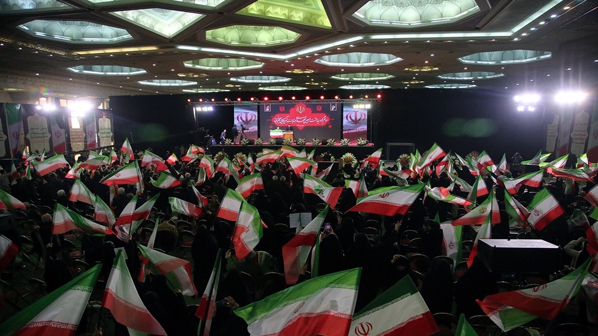 نماز در خانه همسر و مادر ۷ شهید! + فیلم