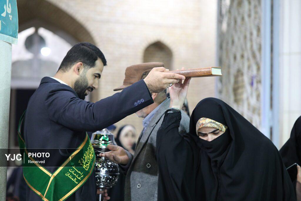 ادای احترام زائران حرم معصومه(س) به ساحت مقدس قرآن کریم