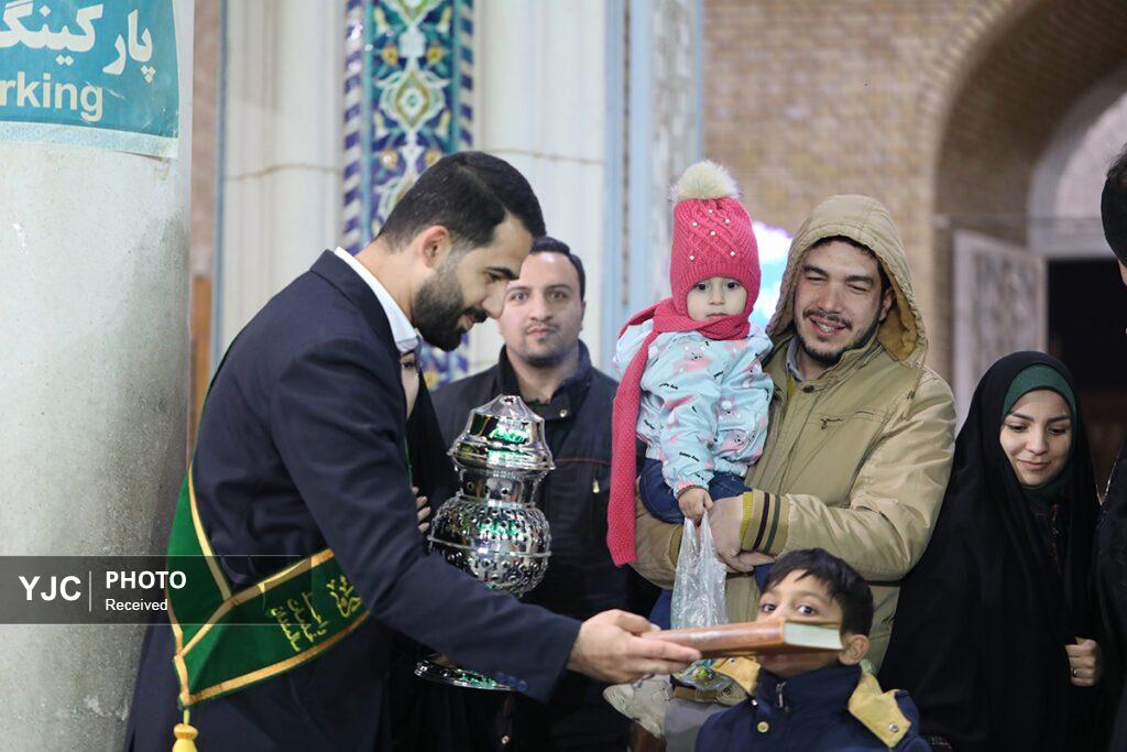 ادای احترام زائران حرم معصومه(س) به ساحت مقدس قرآن کریم