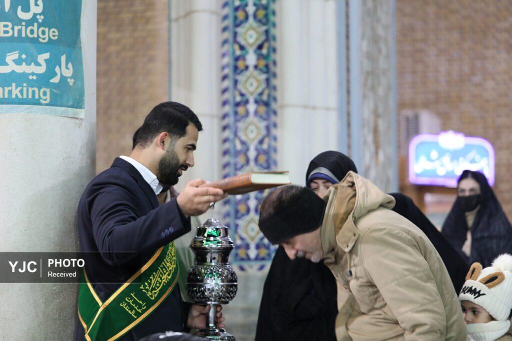 ادای احترام زائران حرم معصومه(س) به ساحت مقدس قرآن کریم