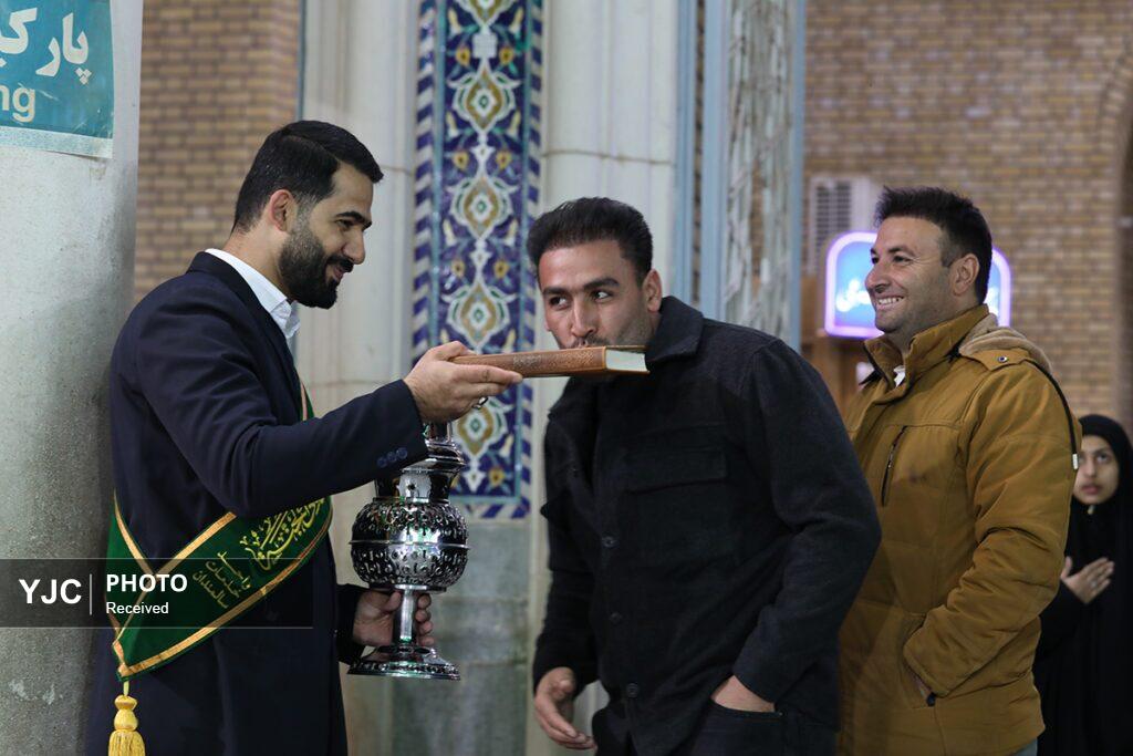 ادای احترام زائران حرم معصومه(س) به ساحت مقدس قرآن کریم