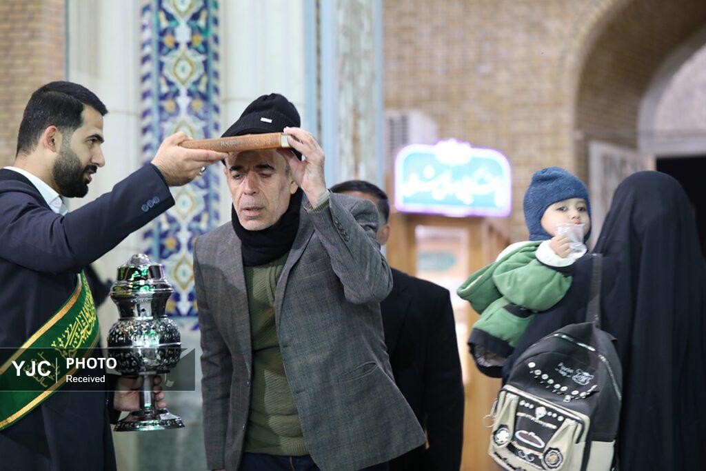 ادای احترام زائران حرم معصومه(س) به ساحت مقدس قرآن کریم
