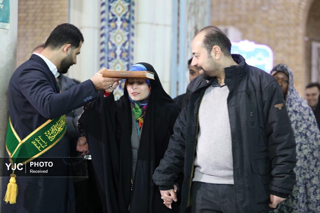 ادای احترام زائران حرم معصومه(س) به ساحت مقدس قرآن کریم