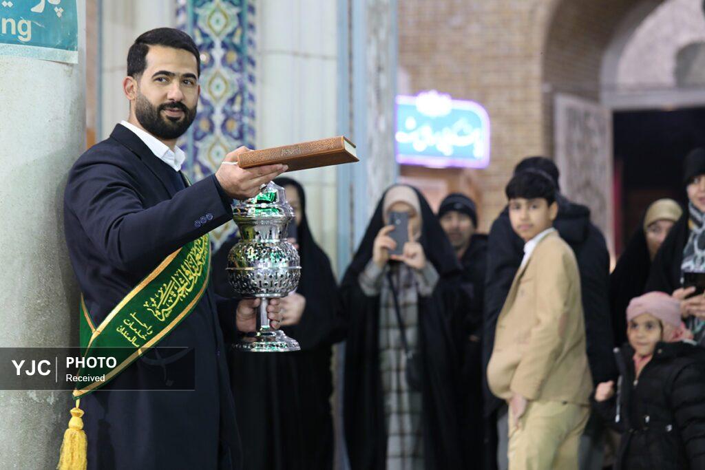 ادای احترام زائران حرم معصومه(س) به ساحت مقدس قرآن کریم