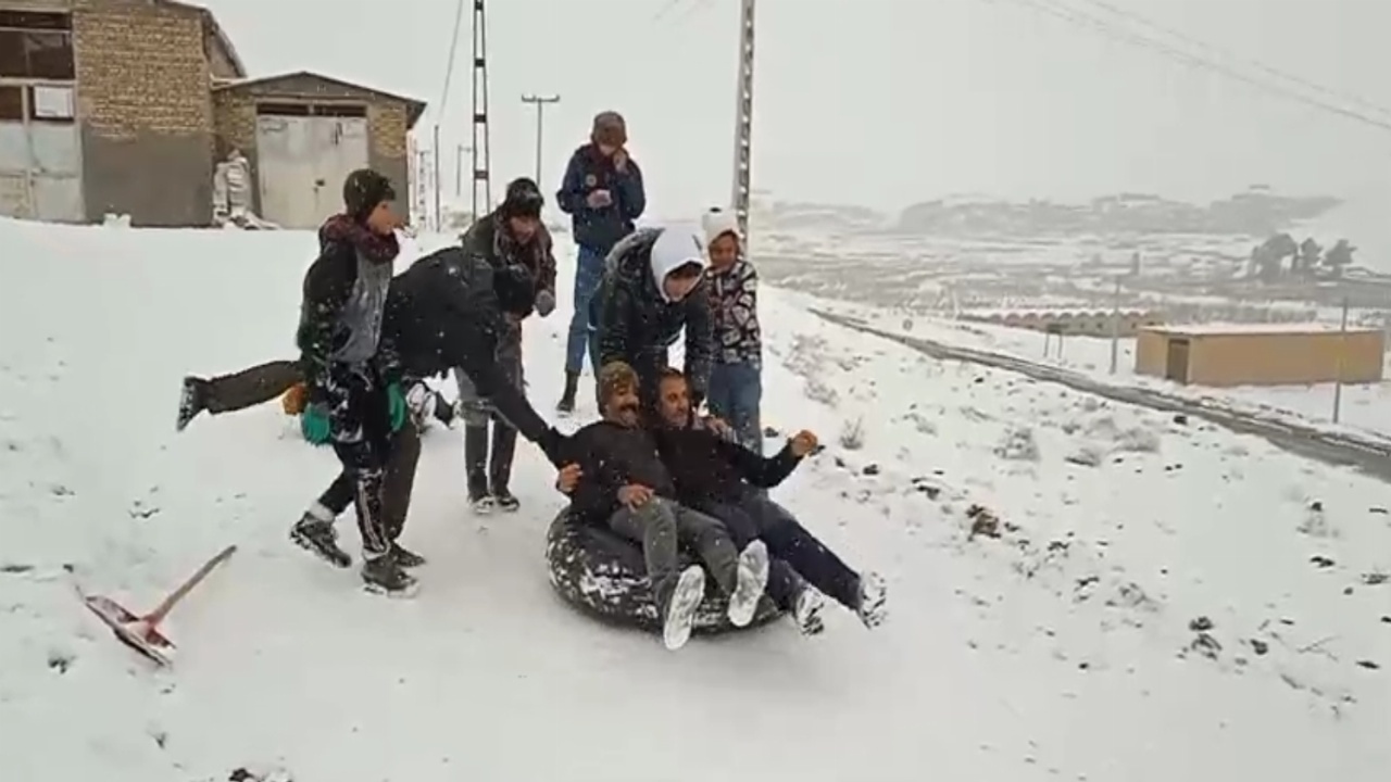 لبخند برف بر چهره خراسان جنوبی/خانواده‌ها جمعه برفی را در طبیعت جشن گرفتند
