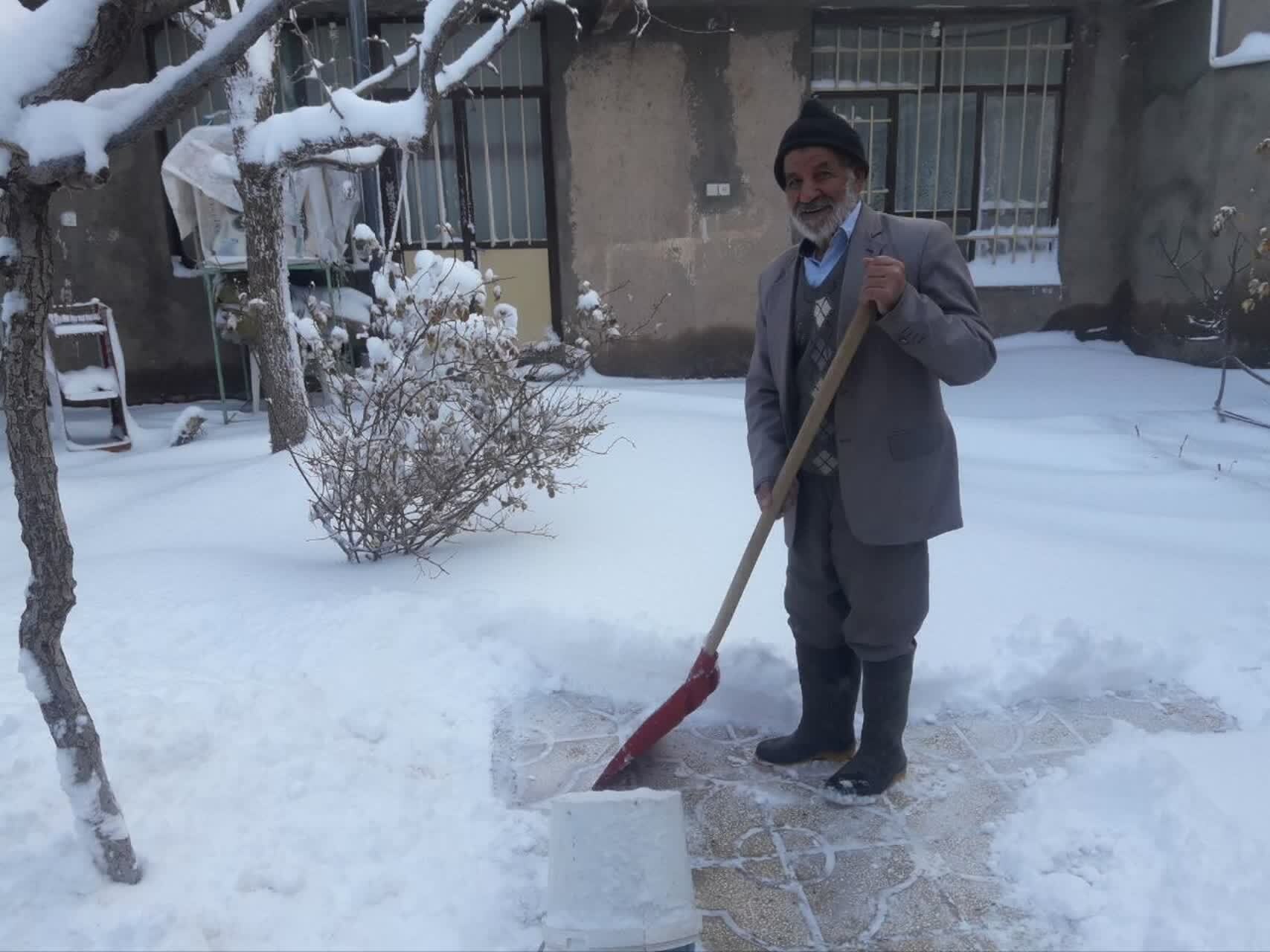 لبخند برف بر چهره خراسان جنوبی/خانواده&zwnj;ها جمعه برفی را در طبیعت جشن گرفتند