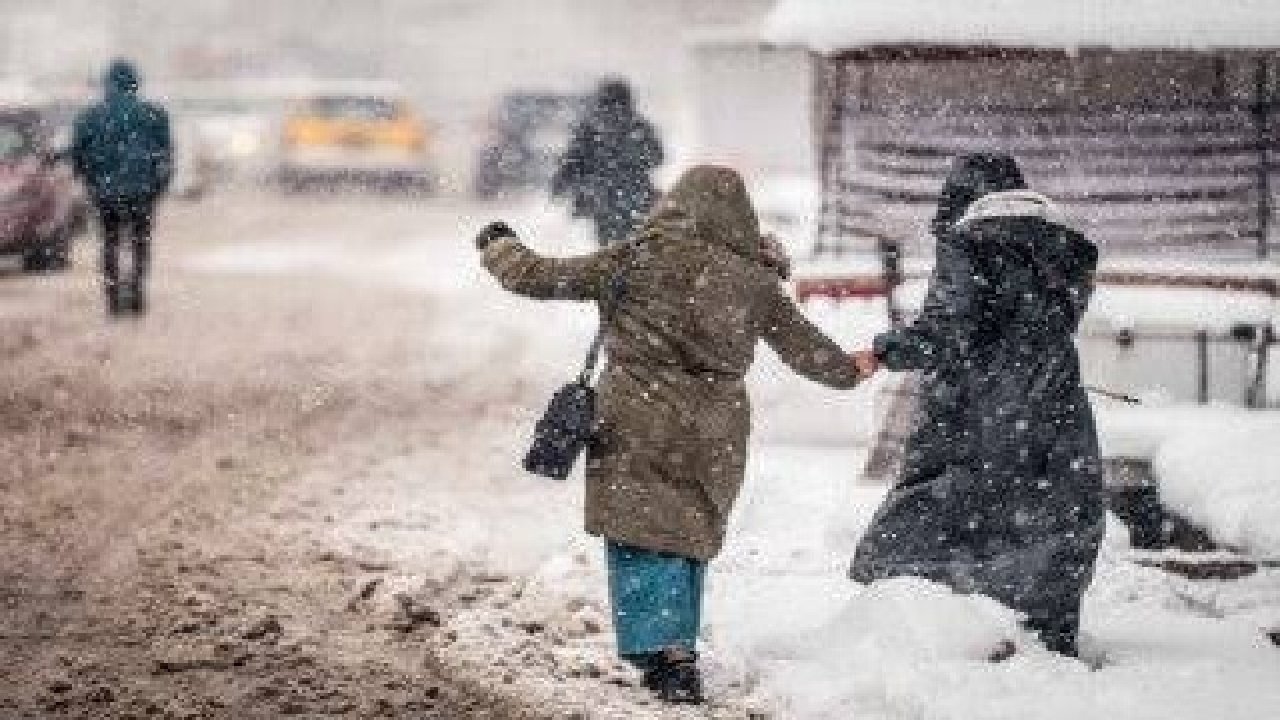 بارش برف در شهرهای لرستان + فیلم