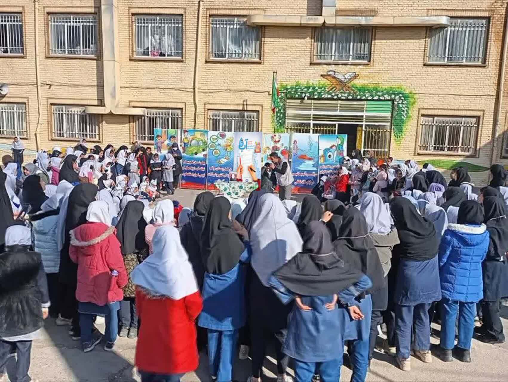 ٣٩۰ دانش&zwnj;آموز دبستان