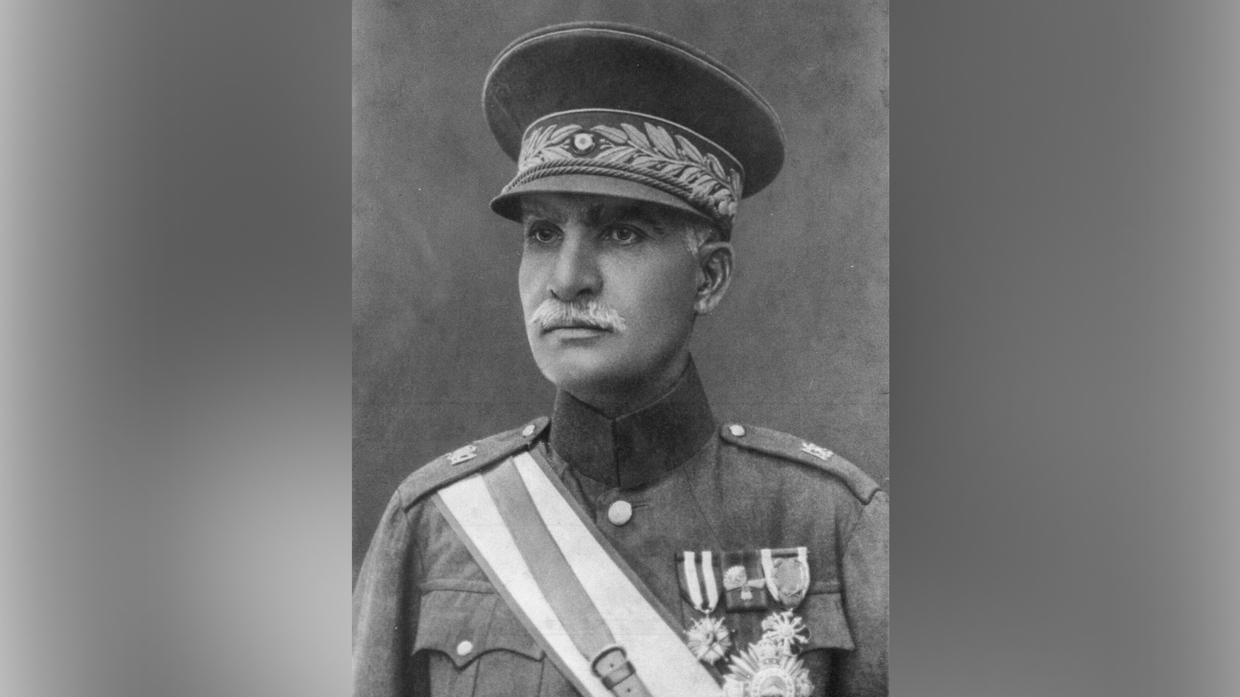 رضا شاه پهلوی که با کمک مستقیم انگلیسها بر روی کار آمد