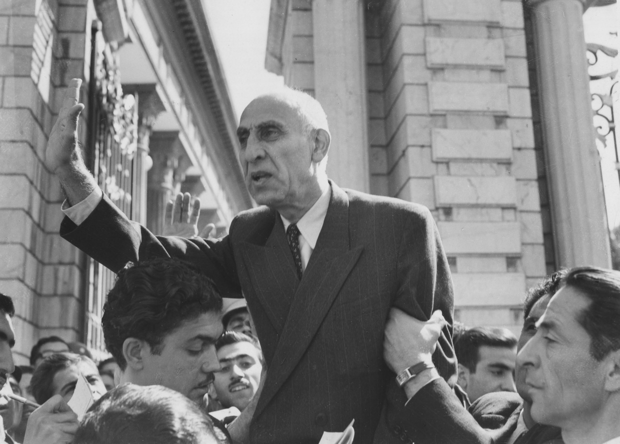 محمد مصدق نخست وزیر ایران در سال 1330 در جلوی ساختمان مجلس ملی