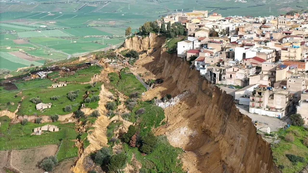تصاویری از رانش زمین در ایتالیا + فیلم