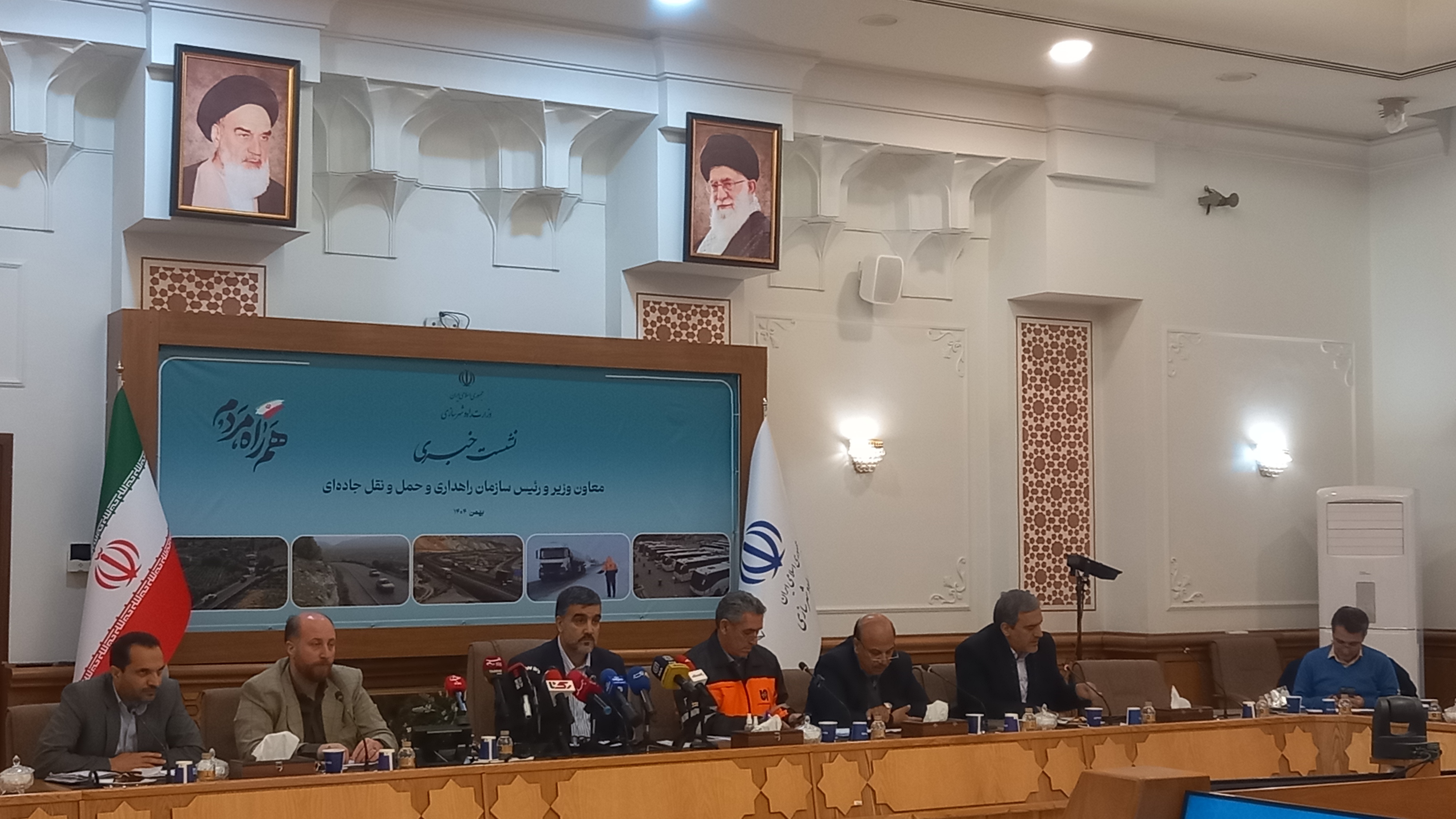 ماهانه ۲ میلیون تن کالای اساسی از بنادر خارج می‌کنیم + فیلیم