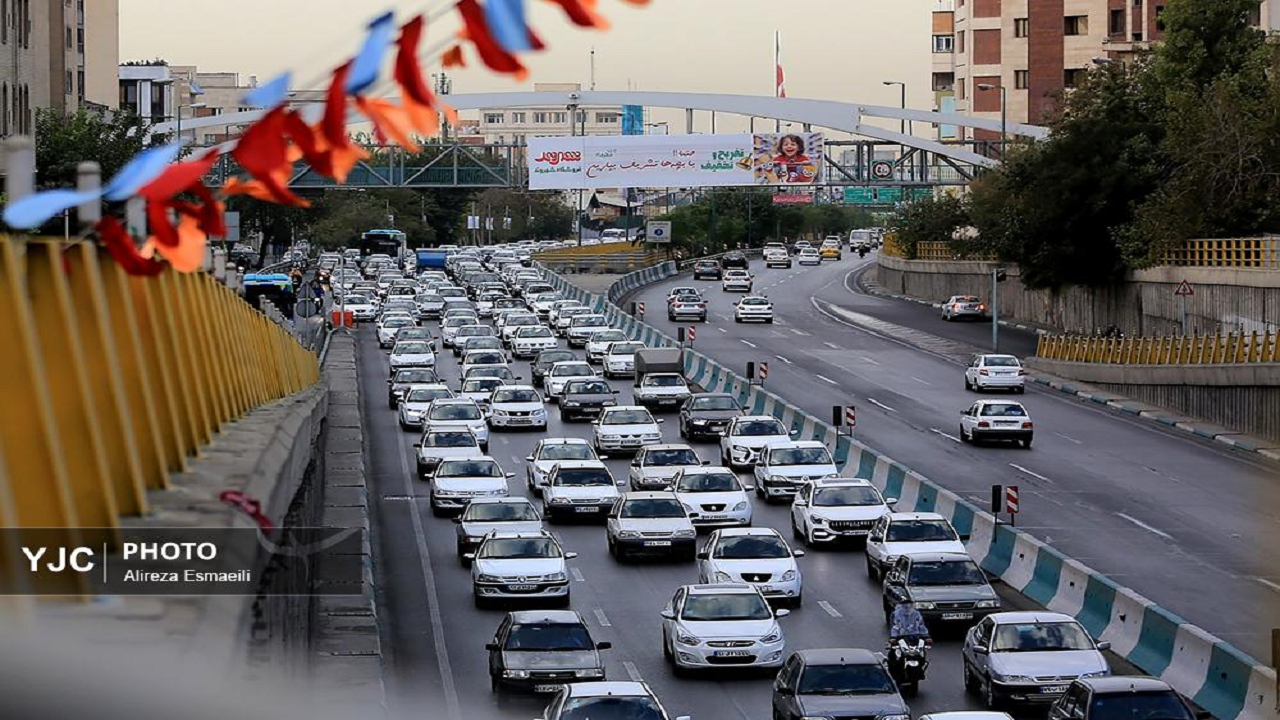 ترافیک در معابر و بزرگراه های شهر تهران سنگین است