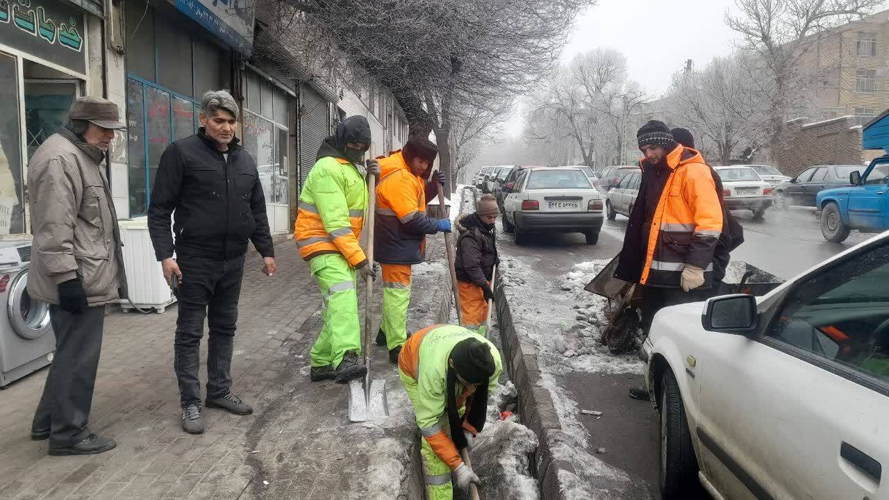 ابراز خرسندی مرندی‌ها از پاکسازی و برف روبی معابر لغزنده + عکس