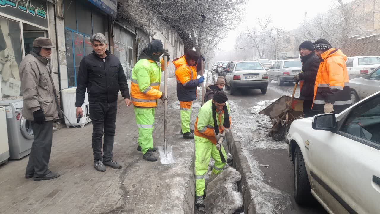 ابراز خرسندی مرندی&zwnj;ها از پاکسازی و برف روبی معابر لغزنده + عکس