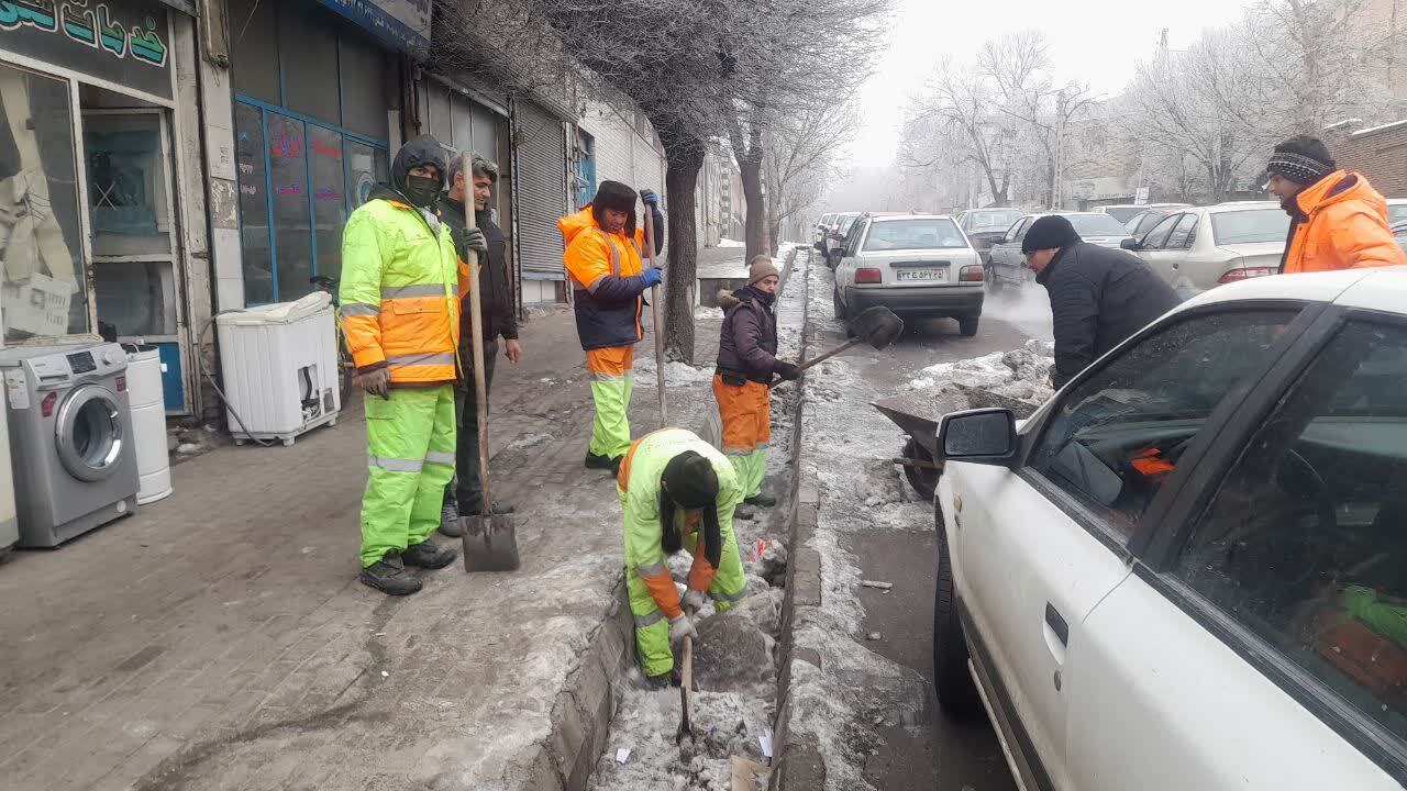 ابراز خرسندی مرندی&zwnj;ها از پاکسازی و برف روبی معابر لغزنده + عکس
