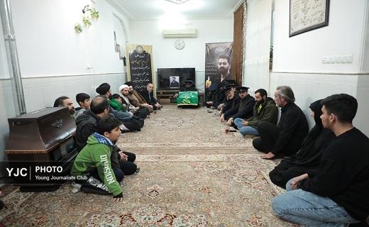 دیدار خادمان حرم امامزاده موسی مبرقع و اهالی رسانه قم با خانواده شهید اغتشاشات اخیر