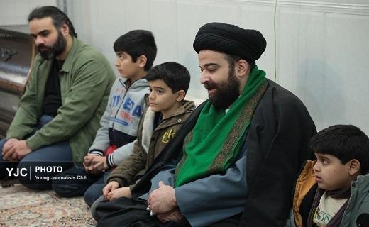 دیدار خادمان حرم امامزاده موسی مبرقع و اهالی رسانه قم با خانواده شهید اغتشاشات اخیر