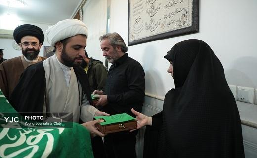 دیدار خادمان حرم امامزاده موسی مبرقع و اهالی رسانه قم با خانواده شهید اغتشاشات اخیر