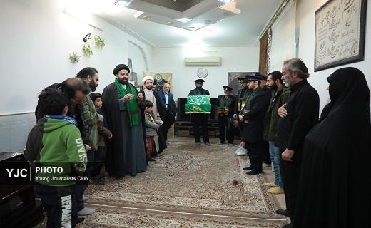 دیدار خادمان حرم امامزاده موسی مبرقع و اهالی رسانه قم با خانواده شهید اغتشاشات اخیر