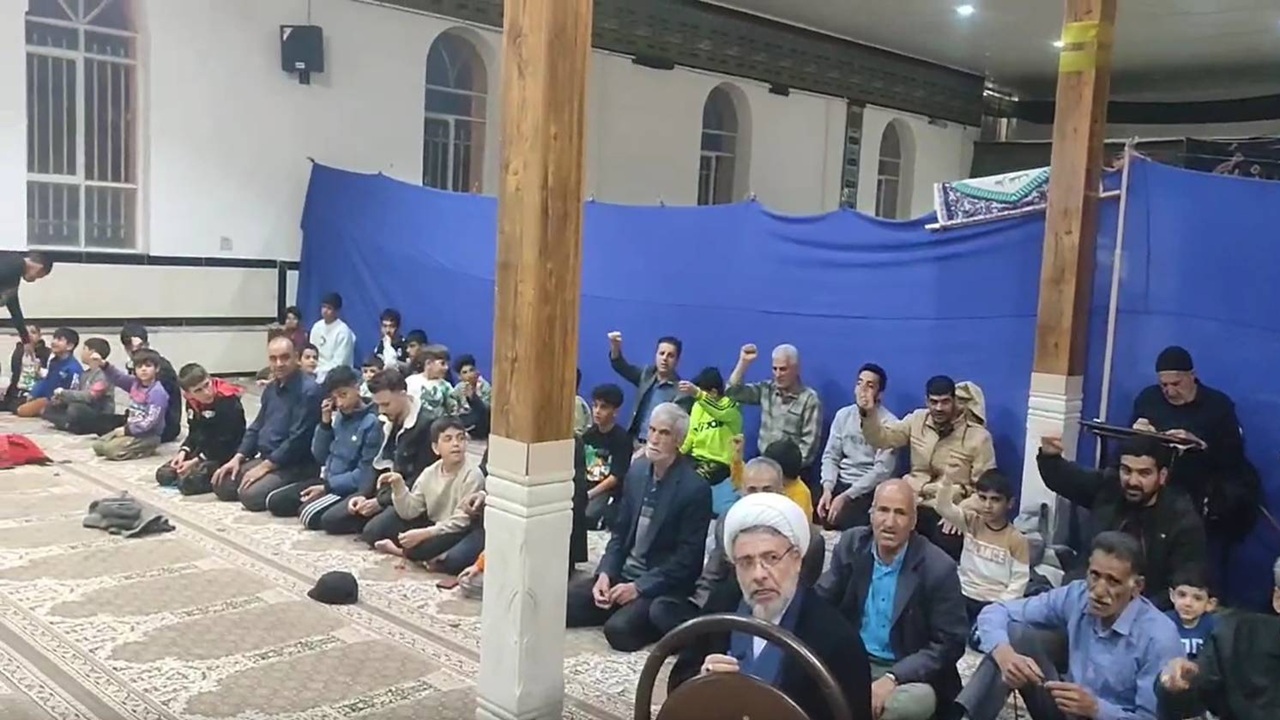 طنین انداز شدن شعار مرگ بر امریکا و مرگ بر اسرائیل در مسجد امام حسین (ع) روستای تکه