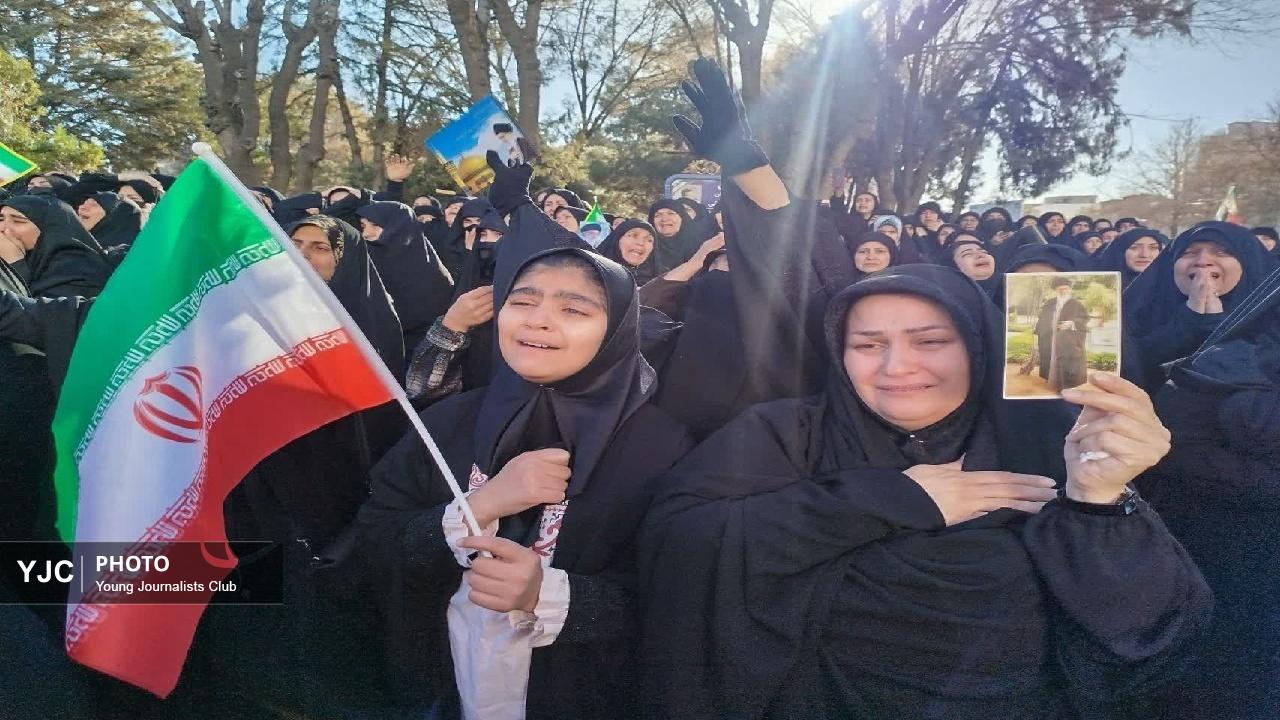 گل‌مالی و مویه زنان لر در سوگ شهادت رهبر انقلاب + فیلم