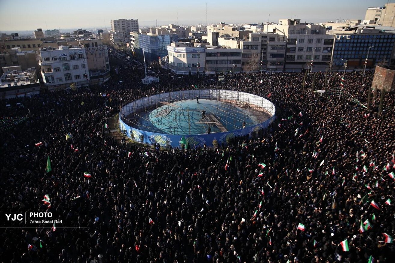 اجتماع خودجوش مردم تهران همزمان با خبر شهادت امام خامنه ای (ره)