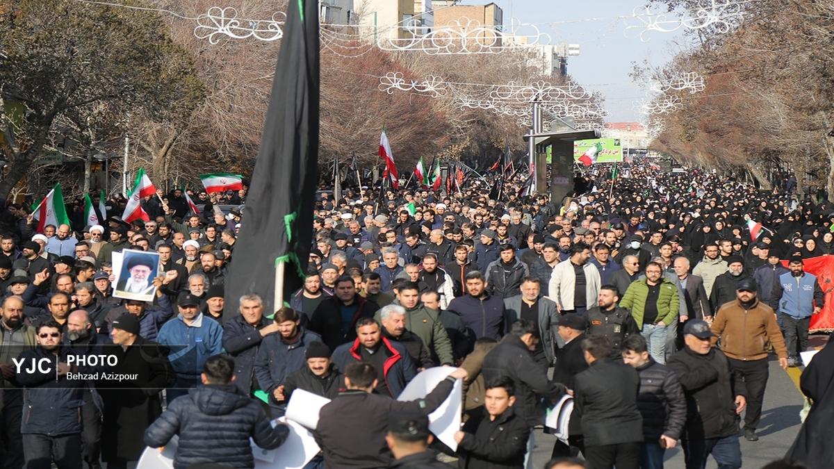 اجتماع خودجوش مردم تهران همزمان با خبر شهادت امام خامنه‌ای (ره) / میدان انقلاب تهران (۳)