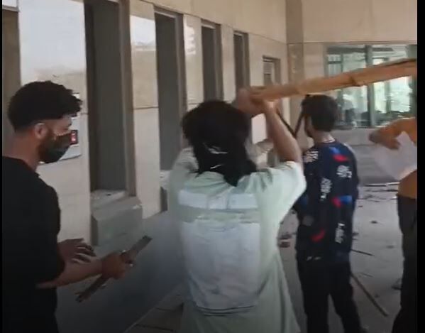 پاکستانی ها کنسولگری آمریکا در کراچی را به آتش کشیدند