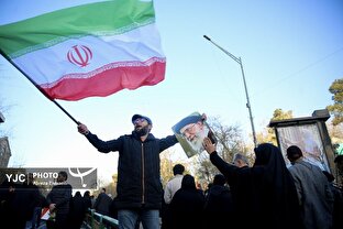 اجتماع خودجوش مردم تهران همزمان با خبر شهادت امام خامنه‌ای (ره) / میدان انقلاب تهران (۳)