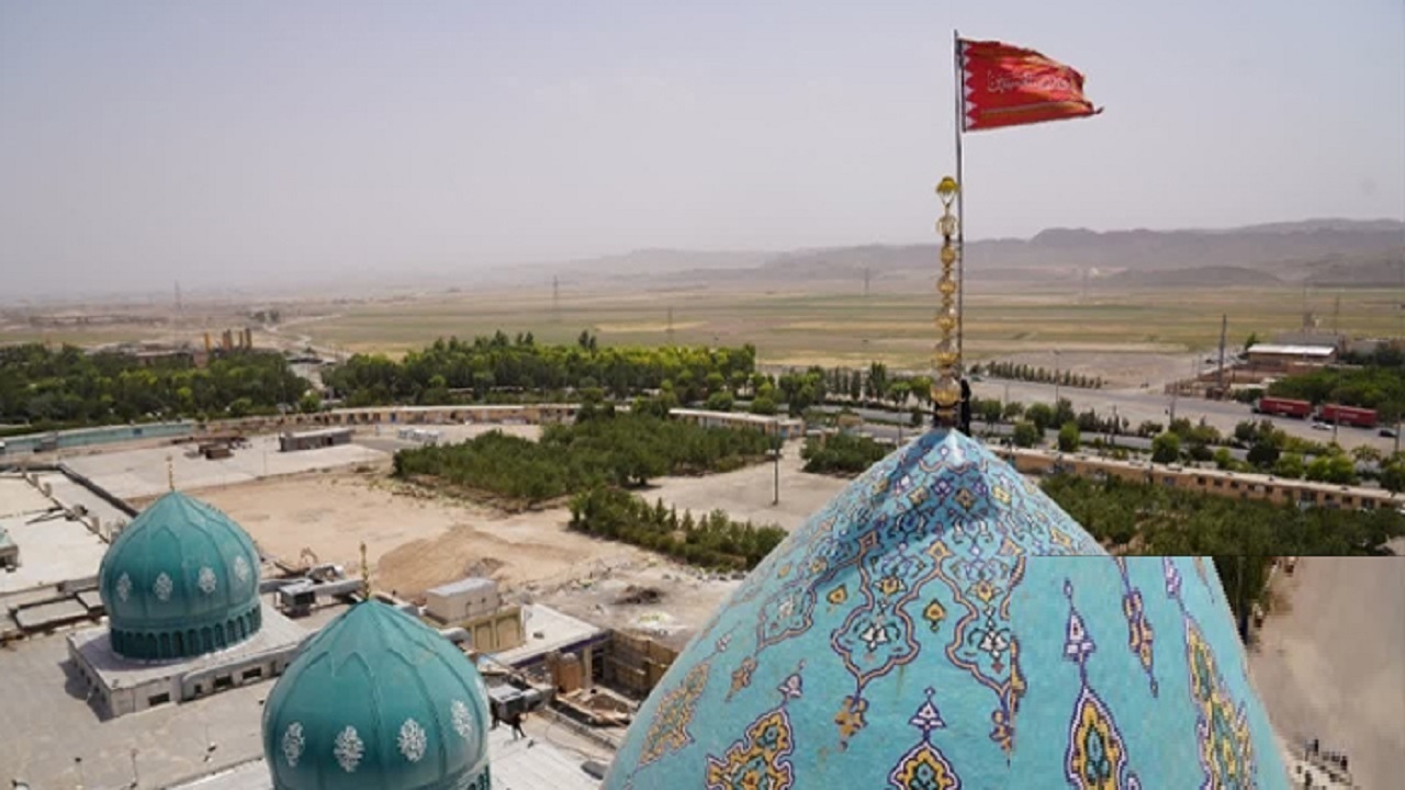 اهتزاز پرچم سرخ انتقام بر فراز گنبد فیروزه‌ای مسجد مقدس جمکران+فیلم