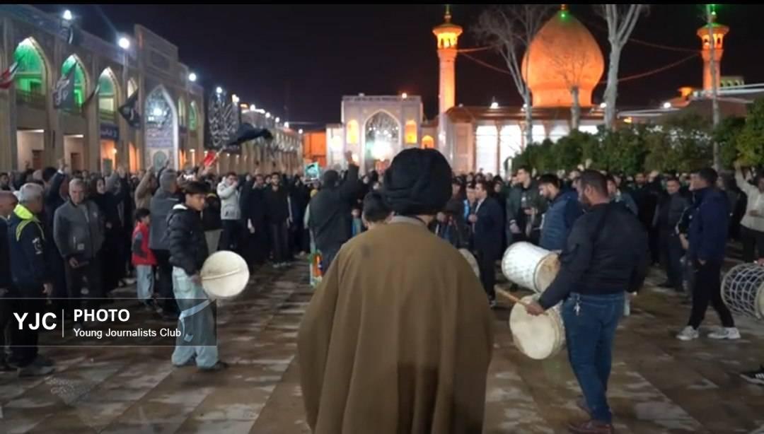 تجمع عزاداران در حرم امین ولایت برای تسلیت شهادت رهبر انقلاب + فیلم
