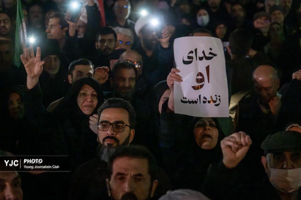 بیعت مردم با سومین رهبر انقلاب اسلامی / میدان انقلاب