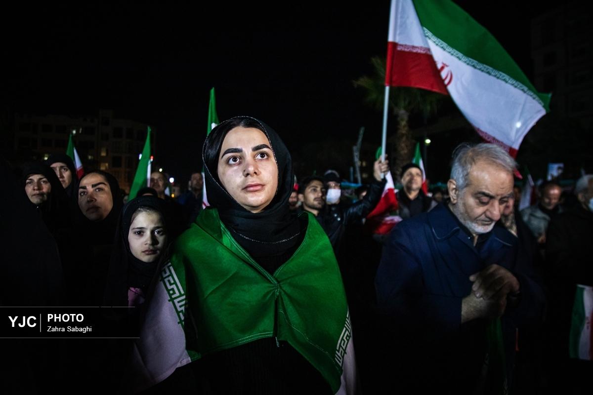 اجتماع مردمی در مقابل دانشگاه تهران