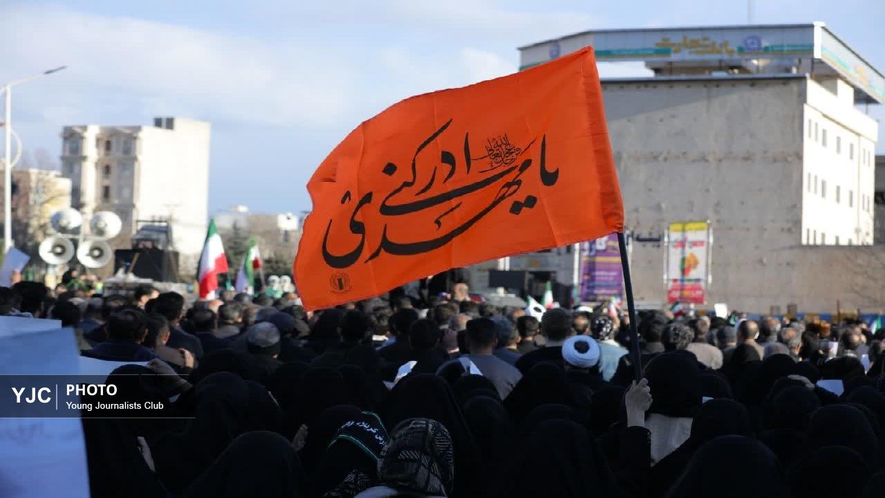 تصاویر هوایی امروز از اقیانوس جمعیت مردم خرم آباد در پاسداشت شهادت امام امت + فیلم