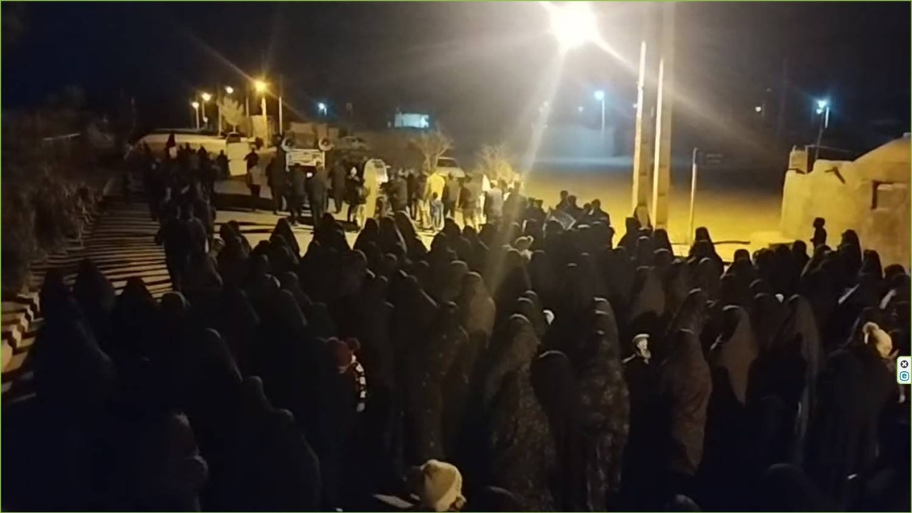 برپایی هیئت زنجیر زنی اهالی روستای بیمرغ گناباد برای شهادت رهبر انقلاب + فیلم