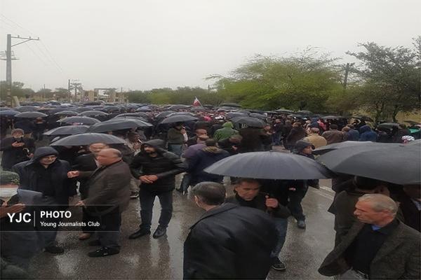 تشییع پیکر شهدای حمله به مقر نظامی جهرم/ وداع مردم روزه‌دار با مدافعان وطن در زیر باران