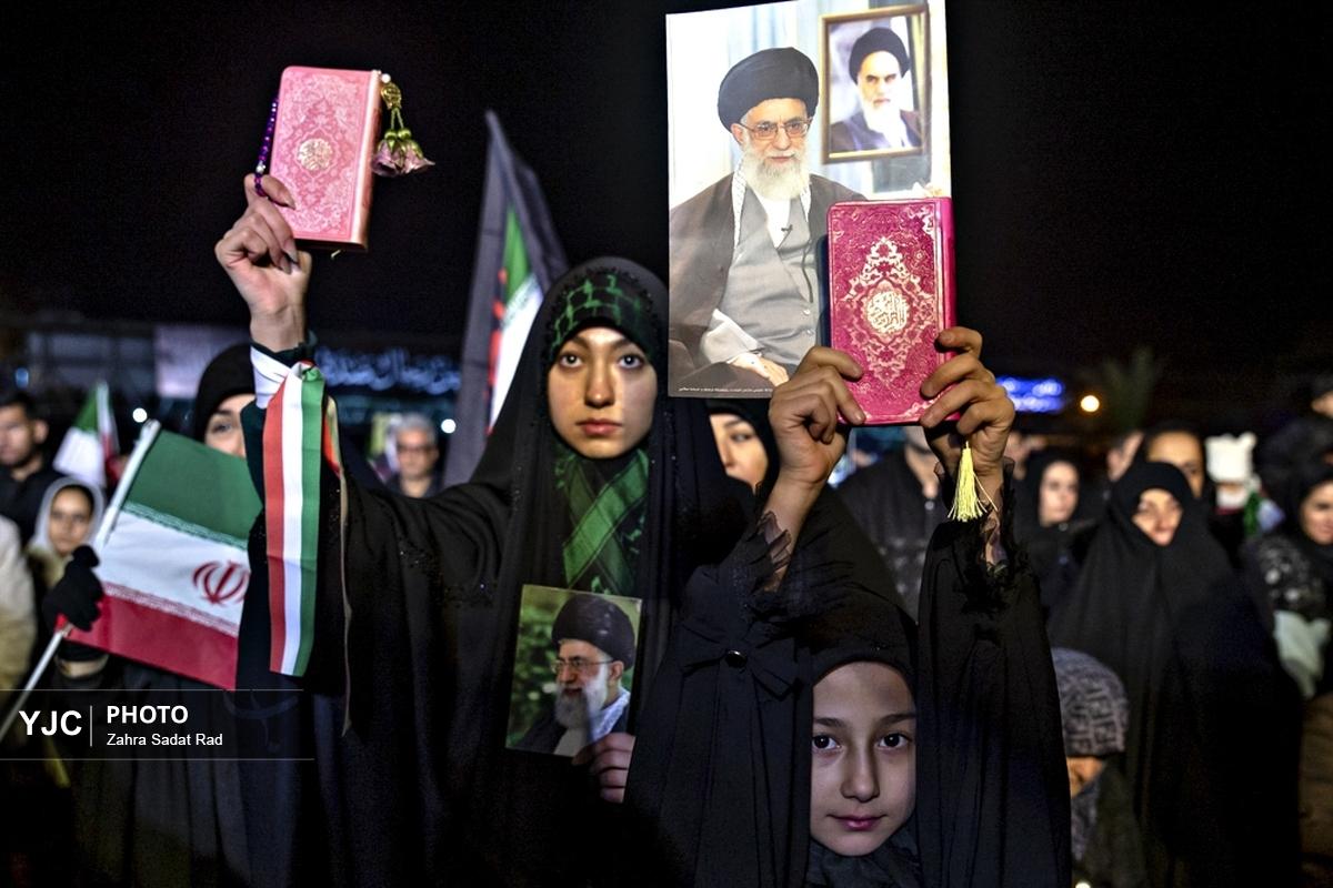 اجتماع مردمی در مقابل دانشگاه تهران