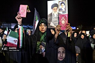 اجتماع شبانه مردم تهران در سوگ شهادت امام خامنه ای (ره) در میدان هفت‌تیر