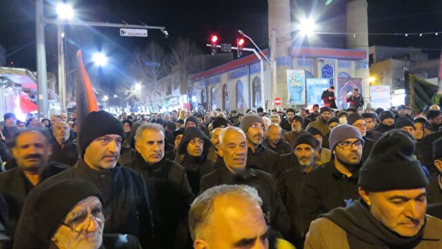 نوای حیدر حیدر در میدان شهید مومنی هریس در فراق رهبر شهید انقلاب + عکس