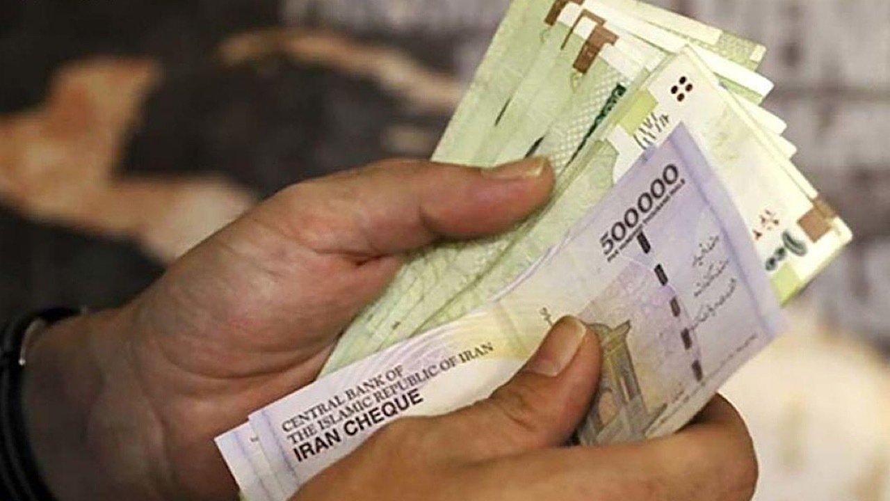 حقوق اسفند کارمندان بدون تاخیر پرداخت می‌شود