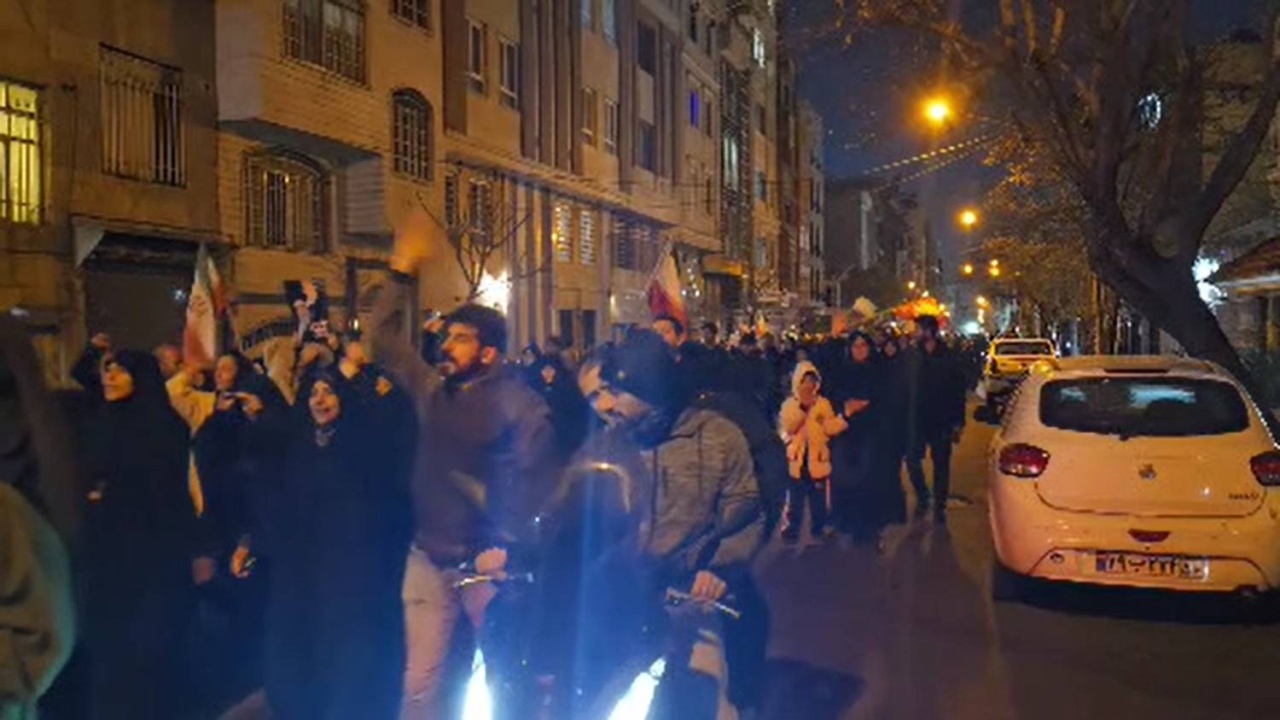مراسم سوگواری رهبر شهید در محله نیروهوایی تهران + فیلم
