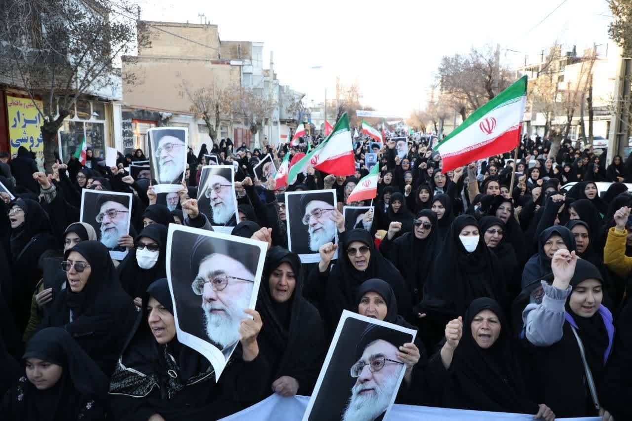 اجتماع مردمی در سوگ قائد امت همراه با تشییع پیکر مطهر شهید + فیلم و عکس
