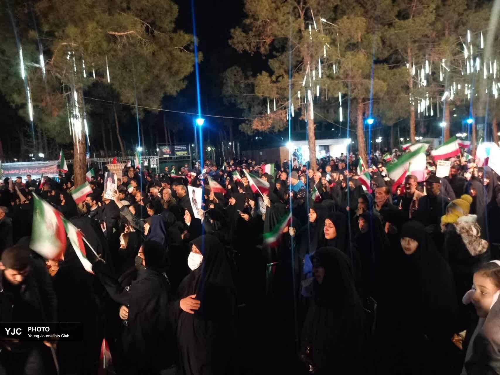 تجمع سوگواران سمنانی در بلوار ۱۷ شهریور
